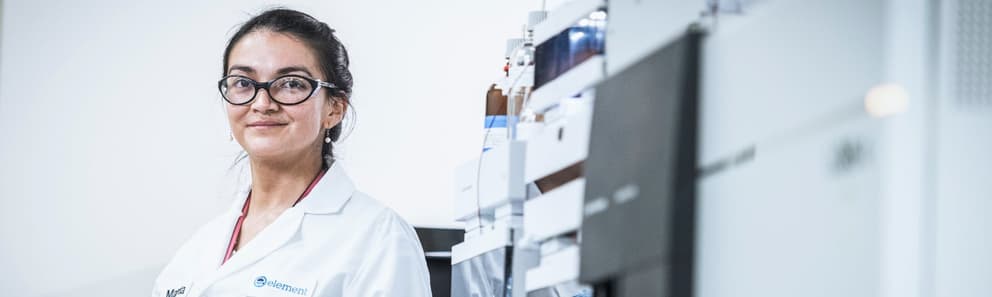 Element®168一分钟极速赛车官网预测最新结果记录 analytical chemist loading sample vials for nitrosamine NDSRI testing by liquid chromatography mass spectrometry